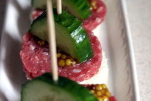 Канапе с сервелатом и свежим огурцом