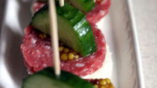 Канапе с сервелатом и свежим огурцом