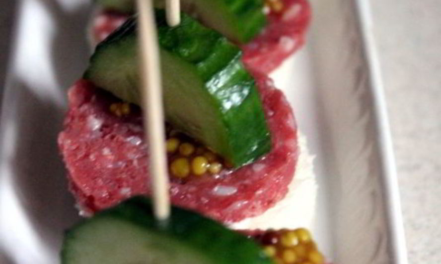 Рецепт канапе с сервелатом и свежим огурцом