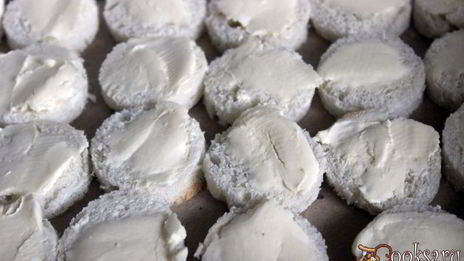 канапе с сервелатом и свежим огурцом