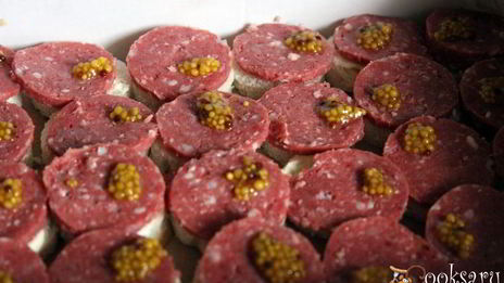 канапе с сервелатом и свежим огурцом