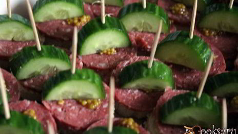 канапе с сервелатом и свежим огурцом