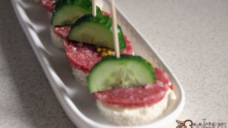 канапе с сервелатом и свежим огурцом