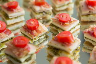 Канапе с соленым огурцом и беконом