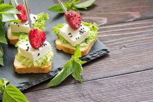 Канапе с сыром фета и клубникой