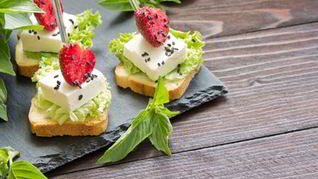 Канапе с сыром фета и клубникой