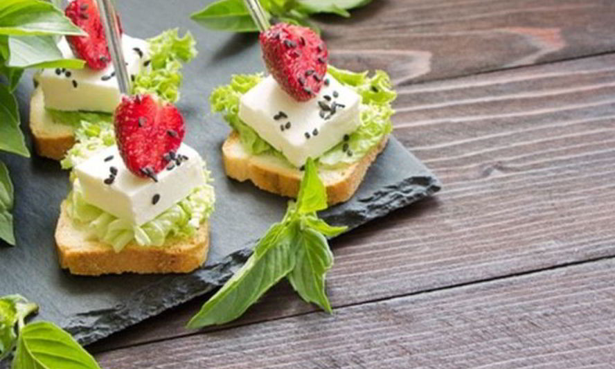 Рецепт канапе с сыром фета и клубникой