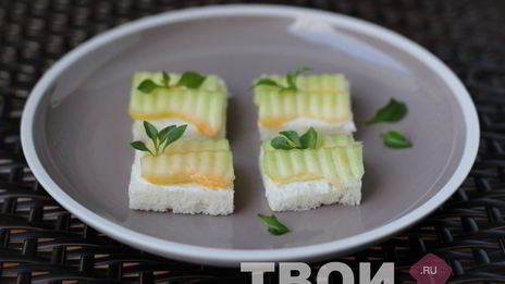 канапе с сыром и дыней