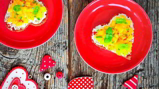 Канапе с сыром и пряным манго