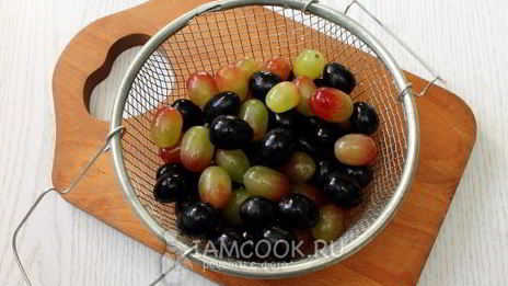 канапе с сыром и виноградом