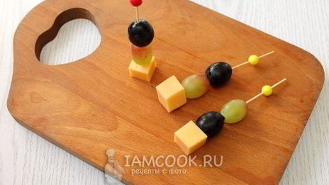 канапе с сыром и виноградом