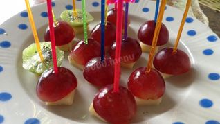 Канапе с виноградом, киви, апельсином и сыром