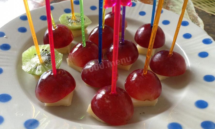 Рецепт канапе с виноградом, киви, апельсином и сыром