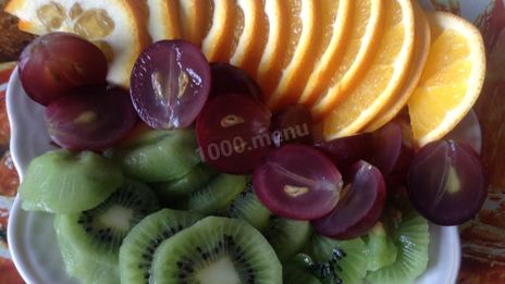 канапе с виноградом, киви, апельсином и сыром