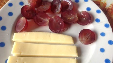 канапе с виноградом, киви, апельсином и сыром