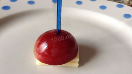 канапе с виноградом, киви, апельсином и сыром