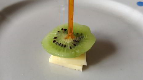 канапе с виноградом, киви, апельсином и сыром