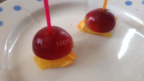 канапе с виноградом, киви, апельсином и сыром