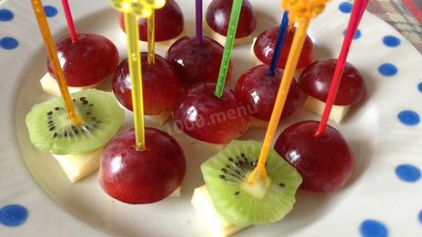 канапе с виноградом, киви, апельсином и сыром