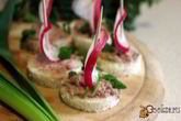 Канапе со сливочным паштетом из индейки и редисом