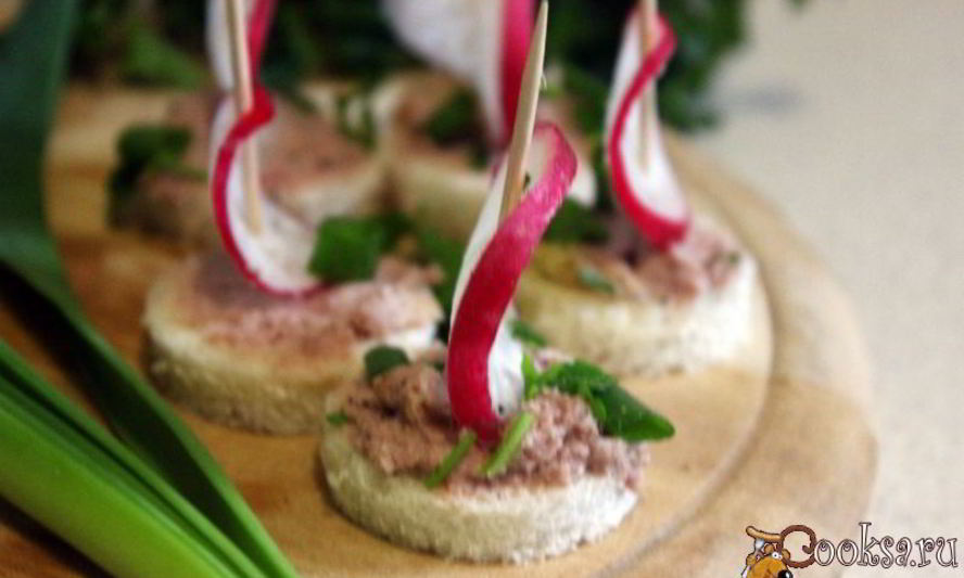 Рецепт канапе со сливочным паштетом из индейки и редисом