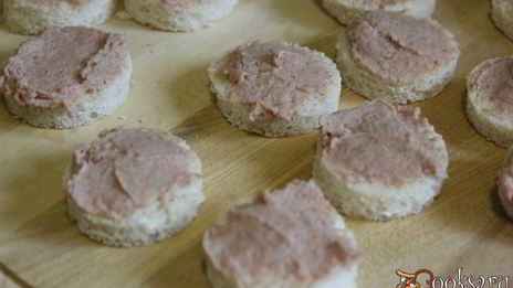 канапе со сливочным паштетом из индейки и редисом