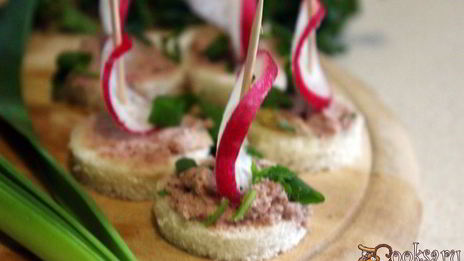 канапе со сливочным паштетом из индейки и редисом