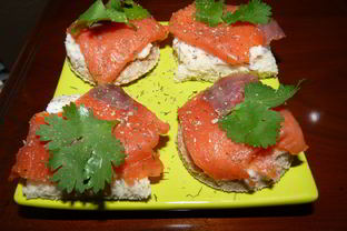 Нежные канапе с копченым лососем