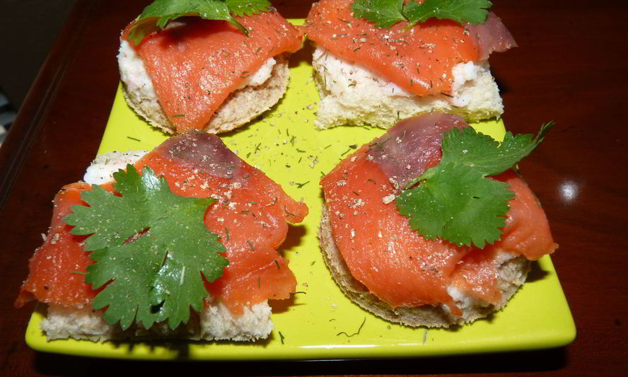 Рецепт нежные канапе с копченым лососем