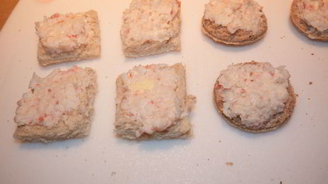 нежные канапе с копченым лососем