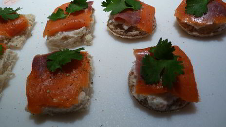 нежные канапе с копченым лососем