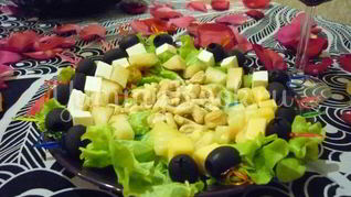 Пикантные канапе с сыром, фруктами и маслинами