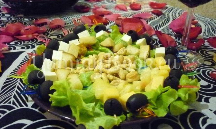 Рецепт пикантные канапе с сыром, фруктами и маслинами