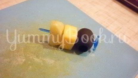 пикантные канапе с сыром, фруктами и маслинами