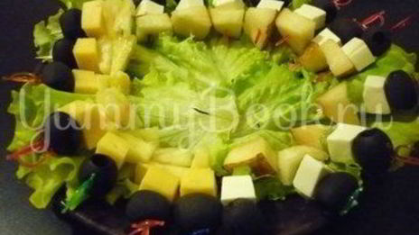 пикантные канапе с сыром, фруктами и маслинами