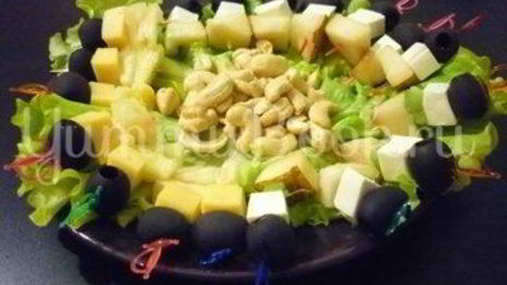 пикантные канапе с сыром, фруктами и маслинами