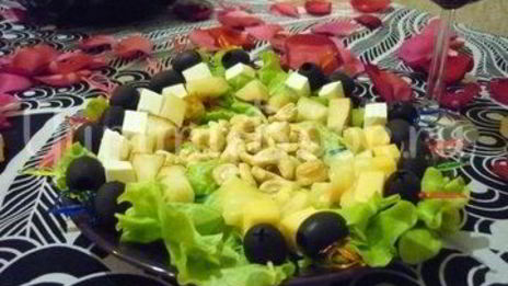 пикантные канапе с сыром, фруктами и маслинами