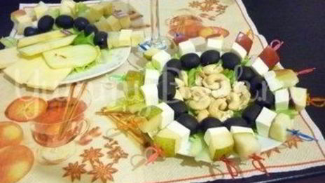 пикантные канапе с сыром, фруктами и маслинами