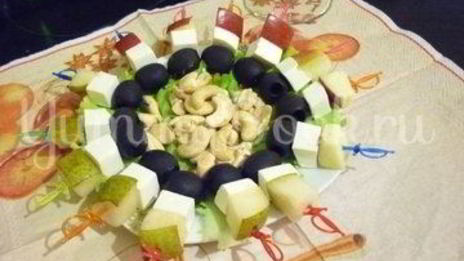 пикантные канапе с сыром, фруктами и маслинами