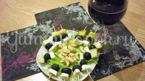 пикантные канапе с сыром, фруктами и маслинами