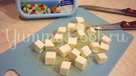 пикантные канапе с сыром, фруктами и маслинами