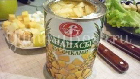 пикантные канапе с сыром, фруктами и маслинами