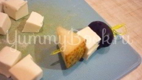 пикантные канапе с сыром, фруктами и маслинами