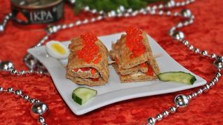 Простые канапе с сыром огурцом и икрой из хлебцев