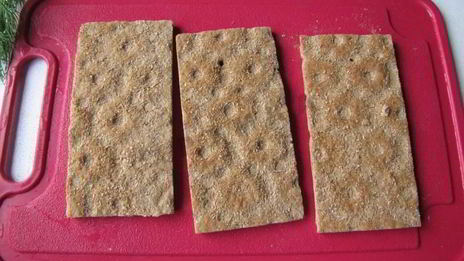 простые канапе с сыром огурцом и икрой из хлебцев