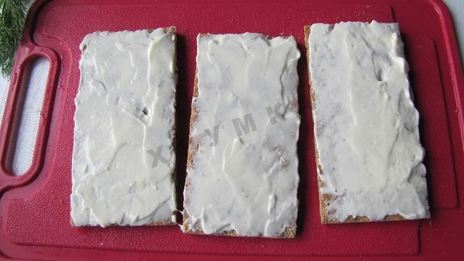 простые канапе с сыром огурцом и икрой из хлебцев