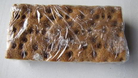 простые канапе с сыром огурцом и икрой из хлебцев