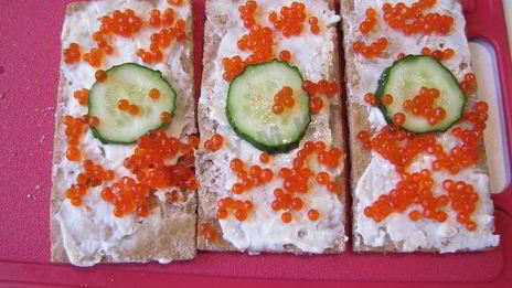 простые канапе с сыром огурцом и икрой из хлебцев