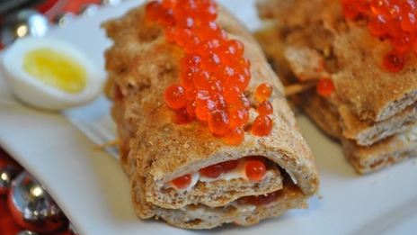 простые канапе с сыром огурцом и икрой из хлебцев