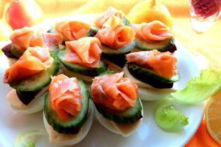 Рыбное канапе на маринованных яйцах